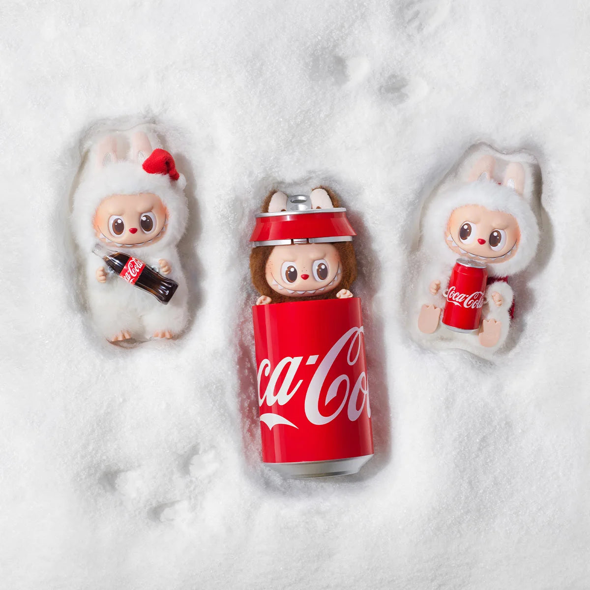 LABUBU The Monsters - Coca Cola Alle Figuren liegen im Schnee