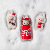LABUBU The Monsters - Coca Cola Alle Figuren liegen im Schnee